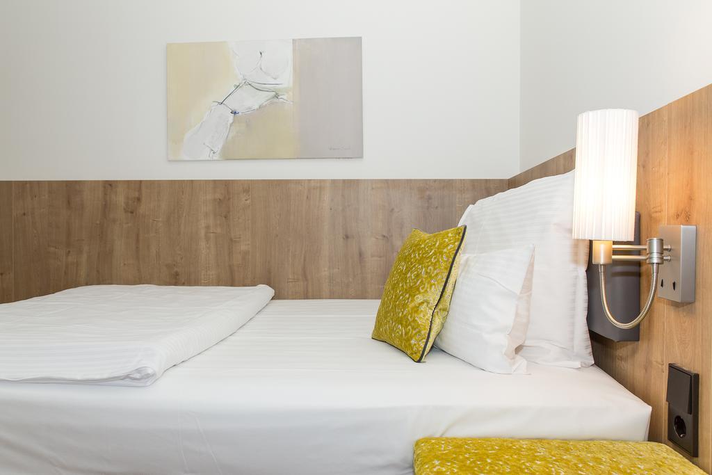 Hotel Goldenes Rad Ulm Bagian luar foto
