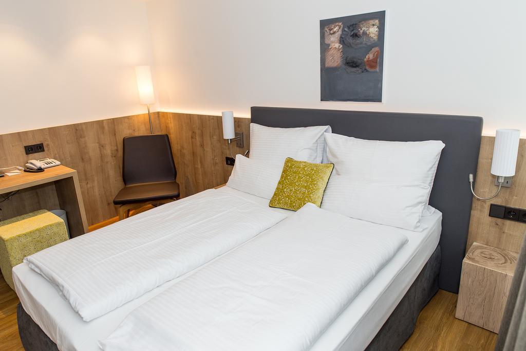 Hotel Goldenes Rad Ulm Bagian luar foto