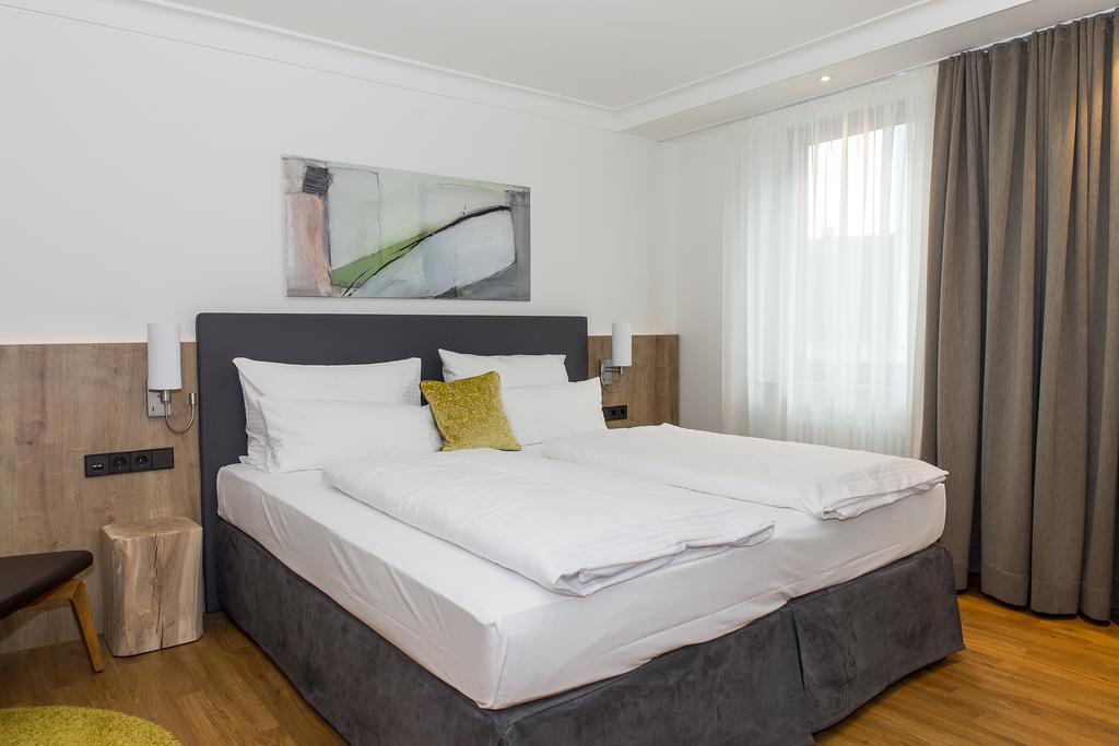 Hotel Goldenes Rad Ulm Bagian luar foto