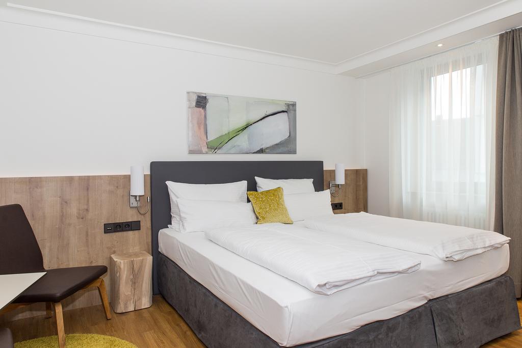 Hotel Goldenes Rad Ulm Bagian luar foto