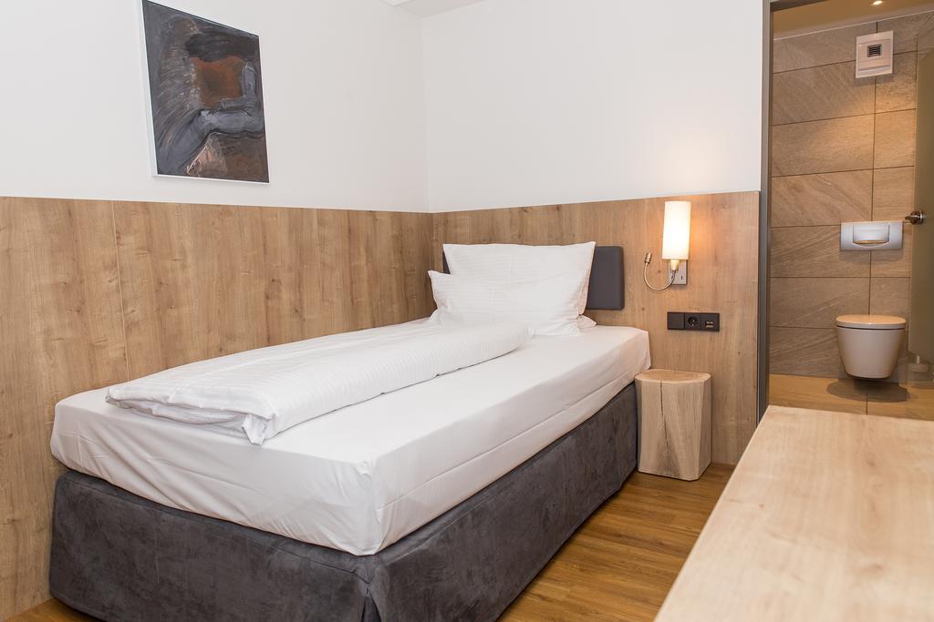 Hotel Goldenes Rad Ulm Bagian luar foto