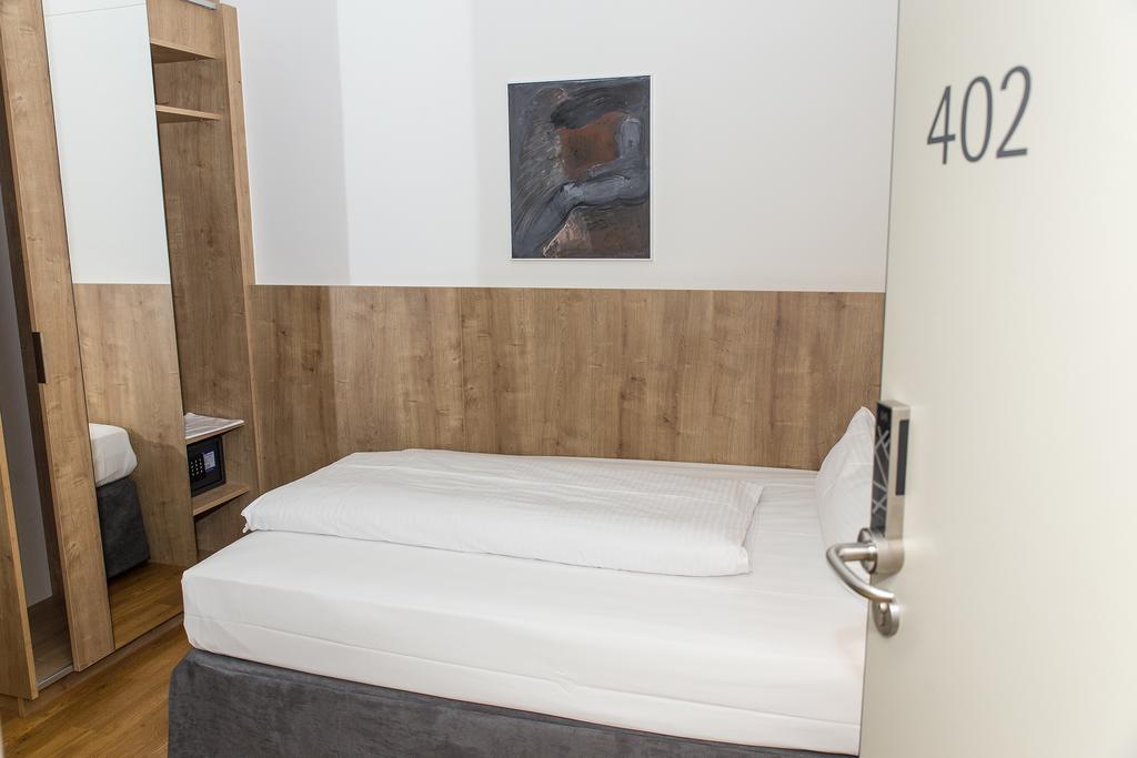 Hotel Goldenes Rad Ulm Bagian luar foto