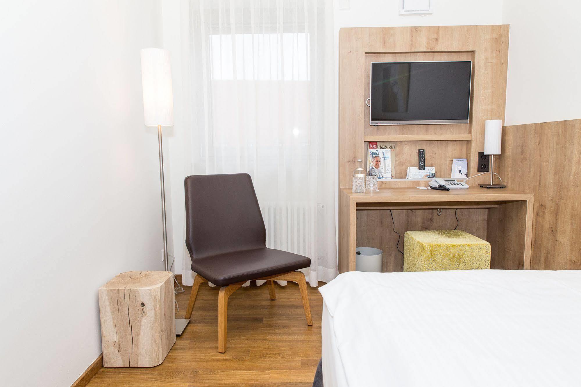 Hotel Goldenes Rad Ulm Bagian luar foto