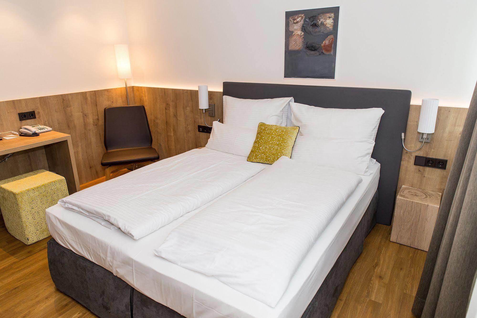 Hotel Goldenes Rad Ulm Bagian luar foto