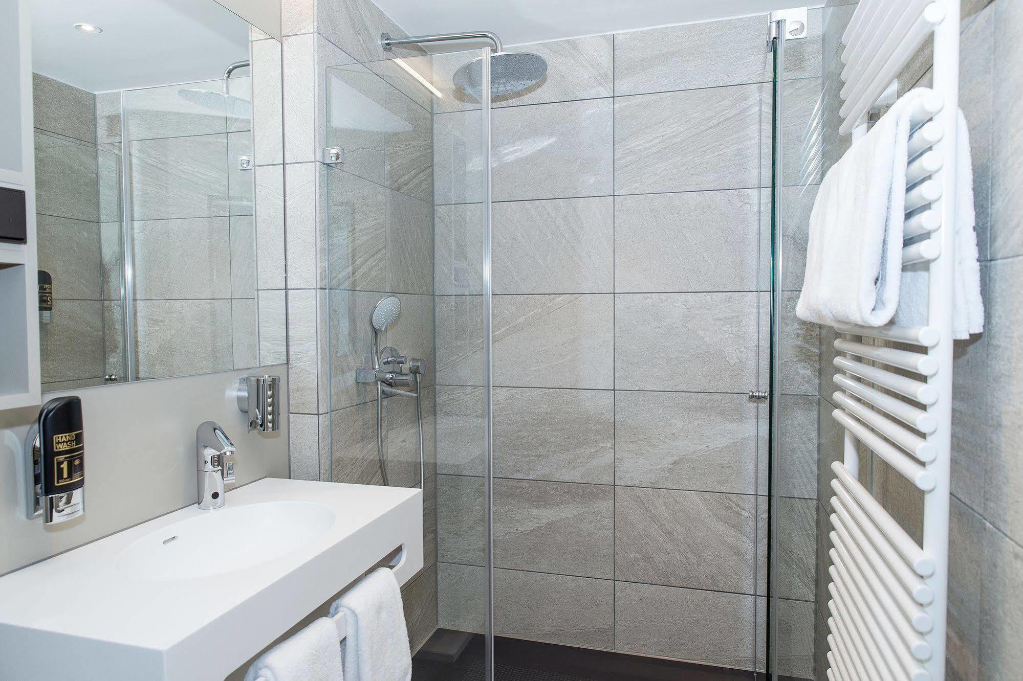 Hotel Goldenes Rad Ulm Bagian luar foto