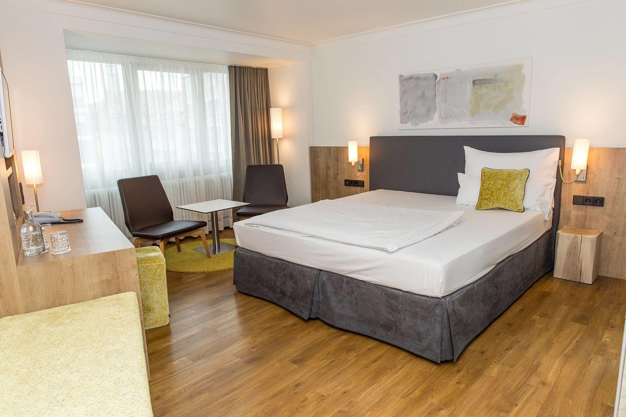 Hotel Goldenes Rad Ulm Bagian luar foto
