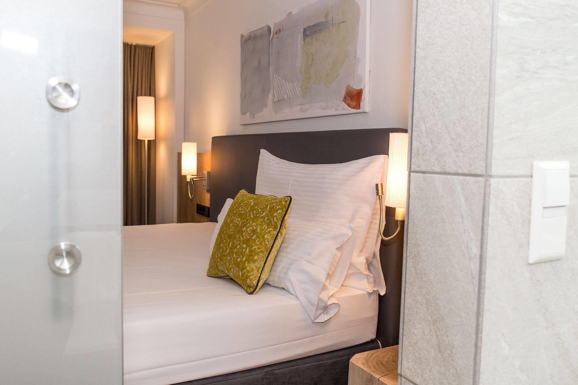 Hotel Goldenes Rad Ulm Bagian luar foto