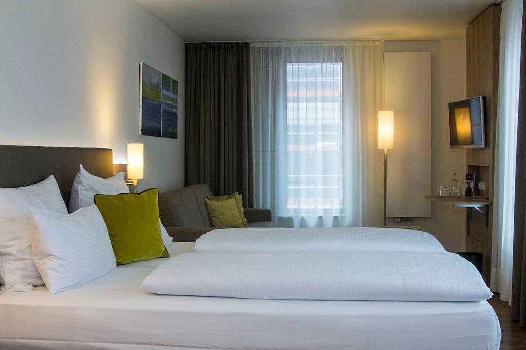 Hotel Goldenes Rad Ulm Bagian luar foto