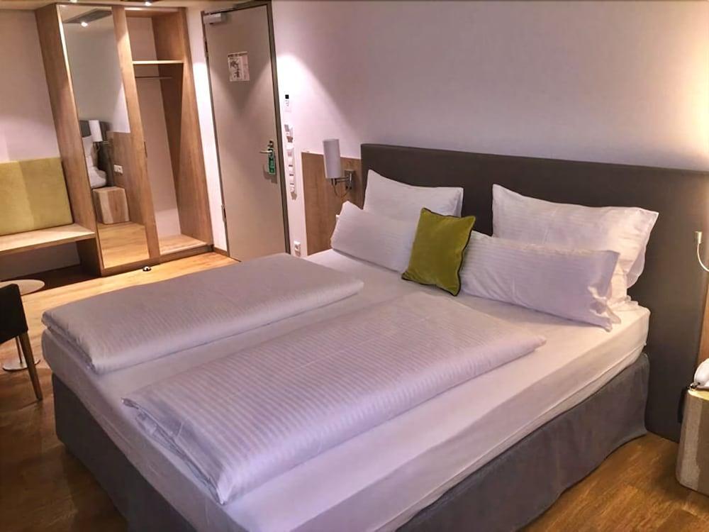 Hotel Goldenes Rad Ulm Bagian luar foto