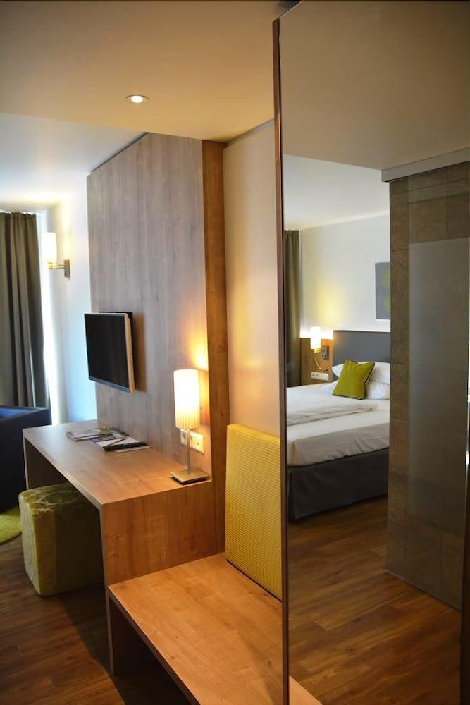 Hotel Goldenes Rad Ulm Bagian luar foto