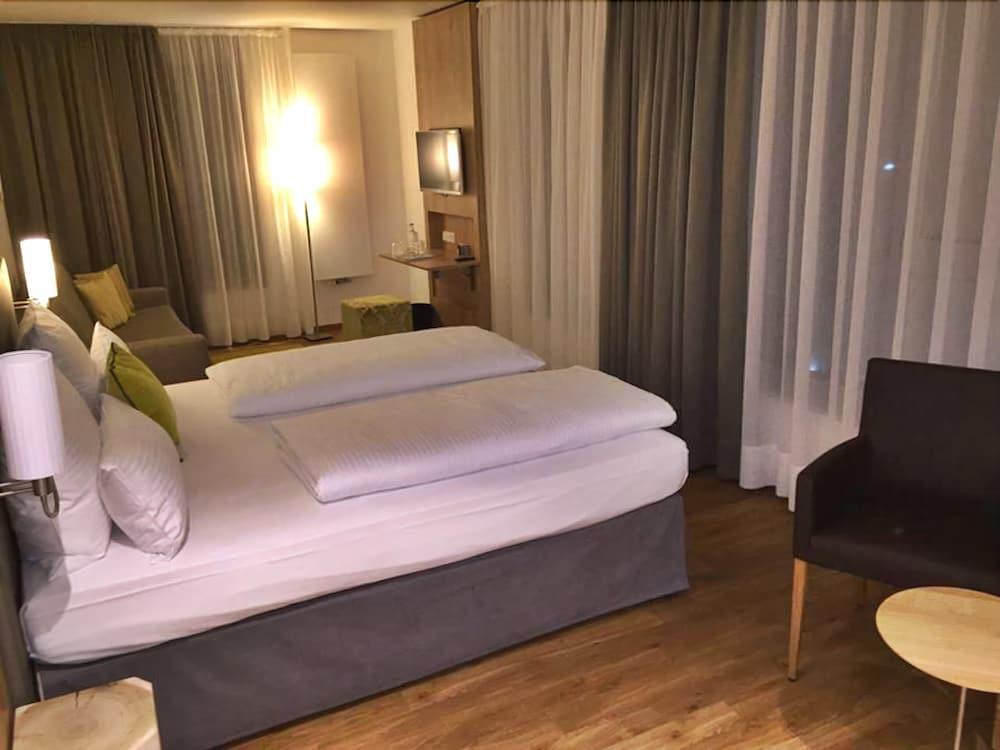 Hotel Goldenes Rad Ulm Bagian luar foto