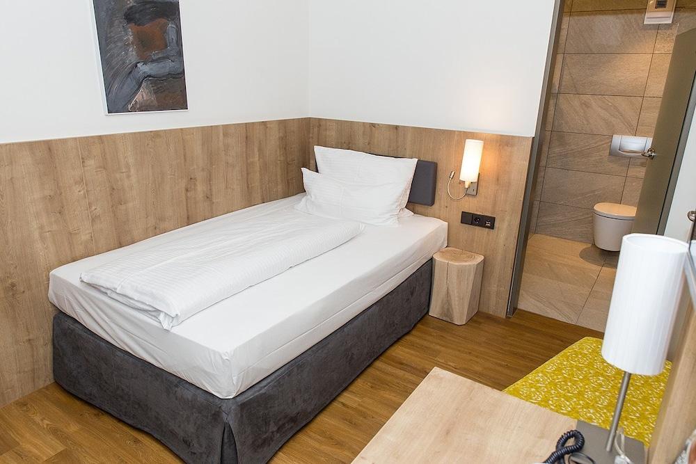 Hotel Goldenes Rad Ulm Bagian luar foto